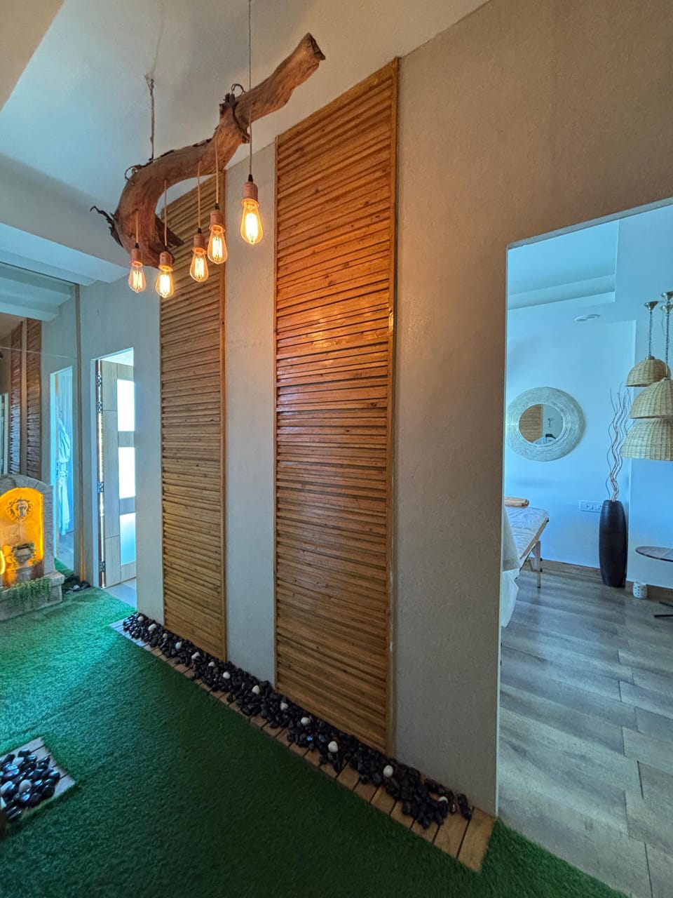 Couples treatment rooms, sauna, steam room, deep-tissue massages