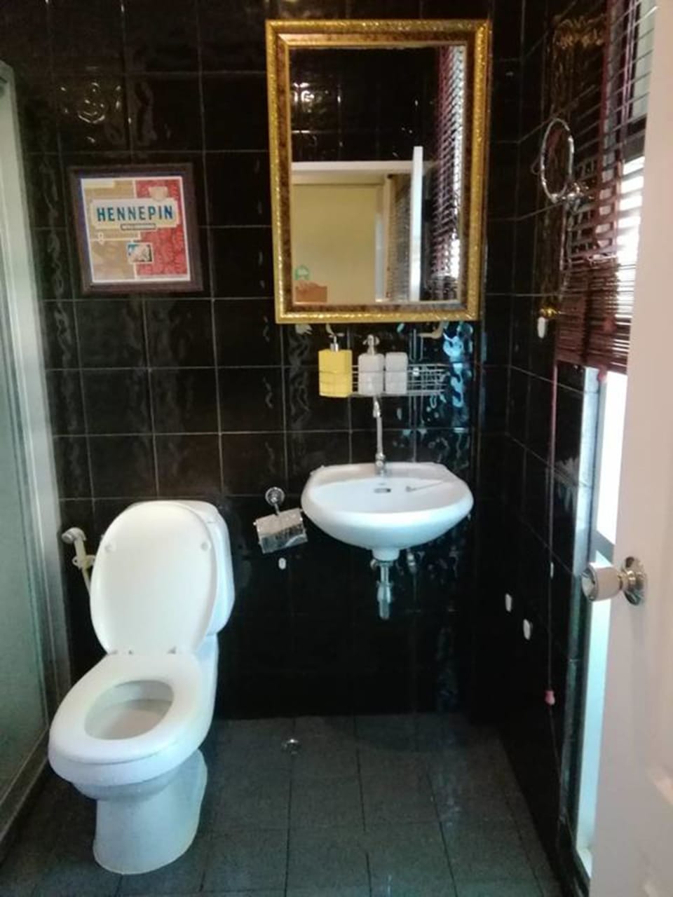 Family Room | Bathroom | Shower, free toiletries, hair dryer, towels