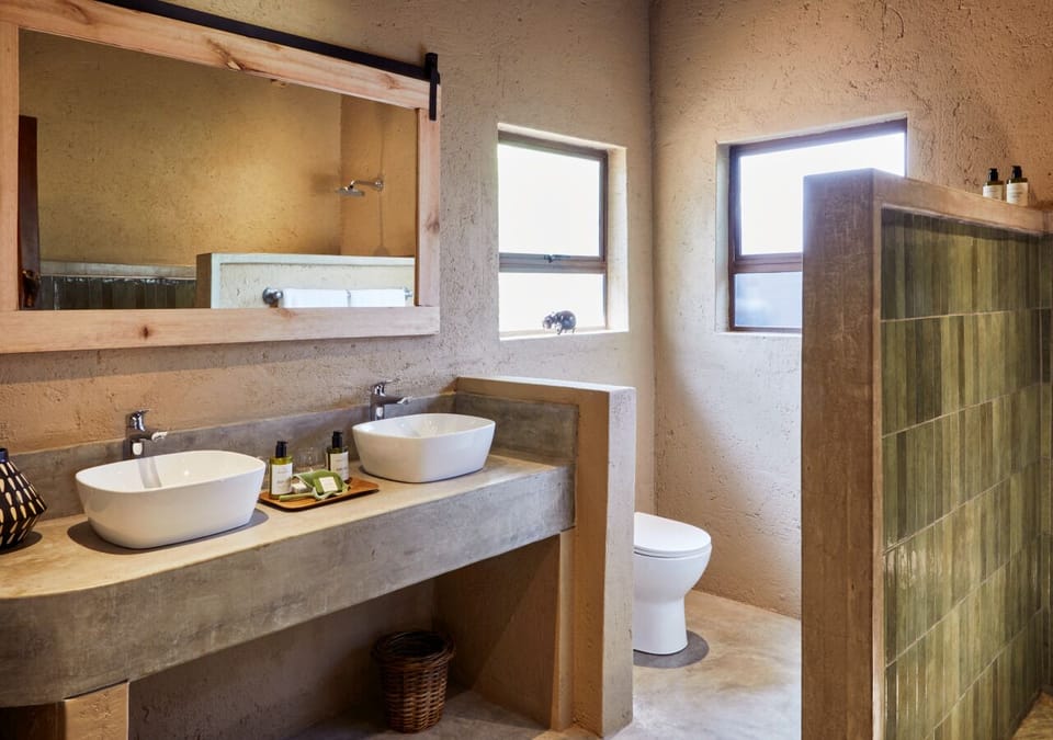 Luxury Bush Bungalow | Bathroom | Separate tub and shower, deep soaking tub, designer toiletries