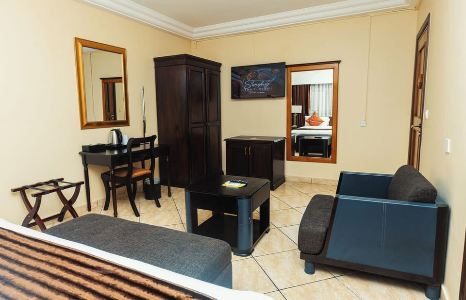 Junior Studio Suite | Minibar, in-room safe, desk, laptop workspace
