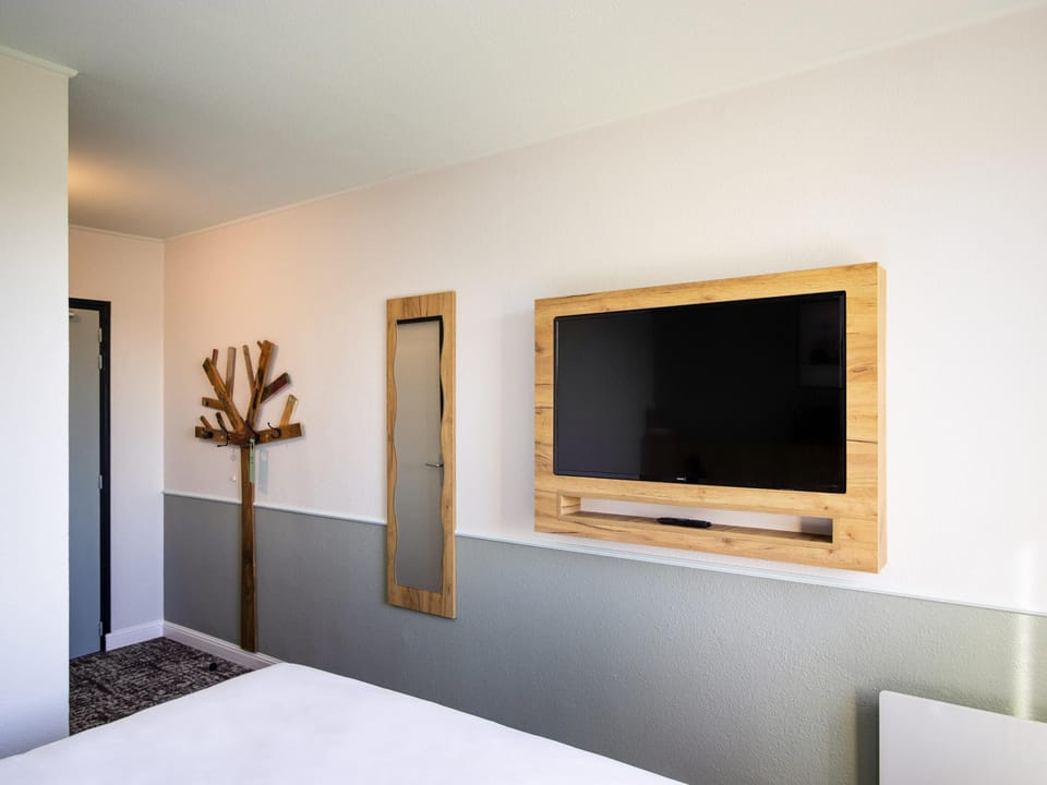 Pop Room with a double bed | 1 bedroom, desk, laptop workspace, soundproofing