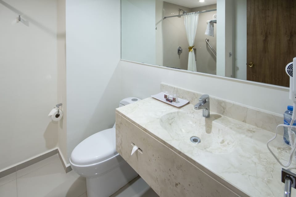 Shower, rainfall showerhead, free toiletries, hair dryer (on request)