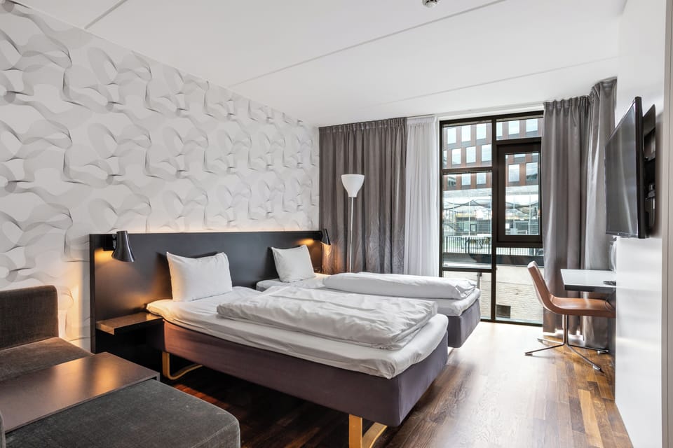 Standard Room, 2 Twin Beds, Non Smoking | In-room safe, desk, soundproofing, bed sheets