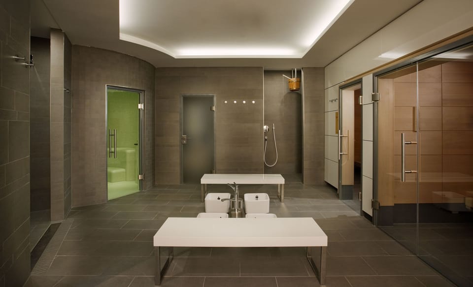 Couples treatment rooms, sauna, steam room, body treatments