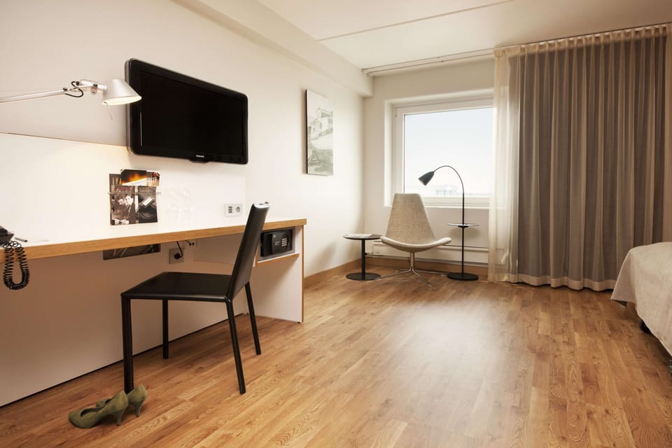 Pillowtop beds, desk, soundproofing, iron/ironing board
