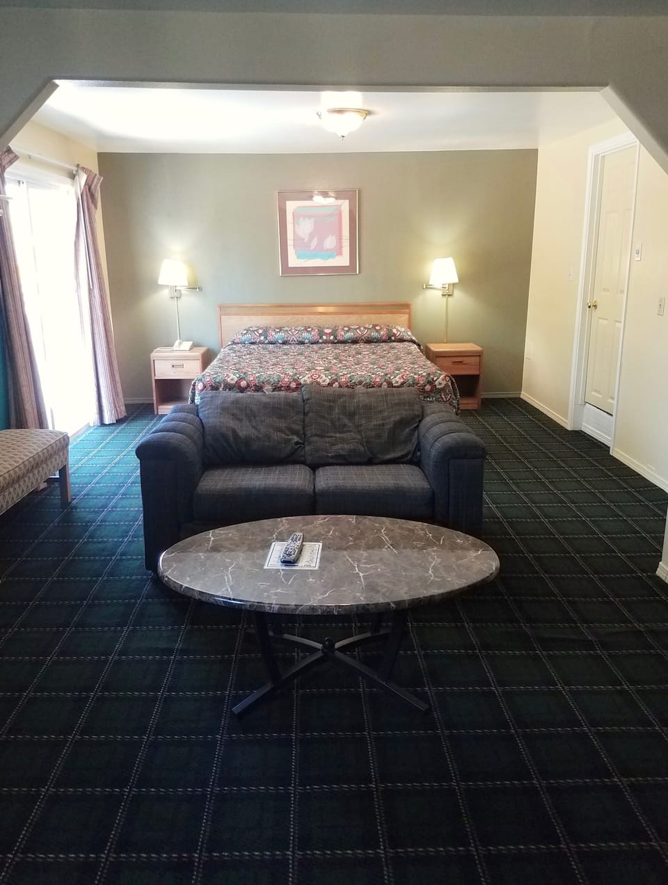 King Suite with Spa Bath, Nonsmoking | Living room | 40-inch LED TV with cable channels, TV