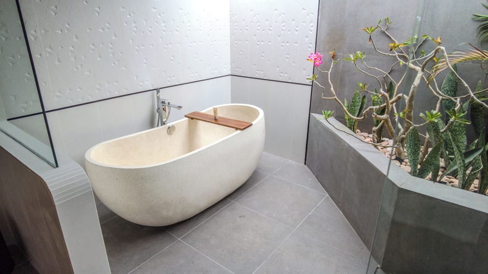 New Garden Bungalow | Bathroom | Free toiletries, hair dryer (on request), slippers, towels