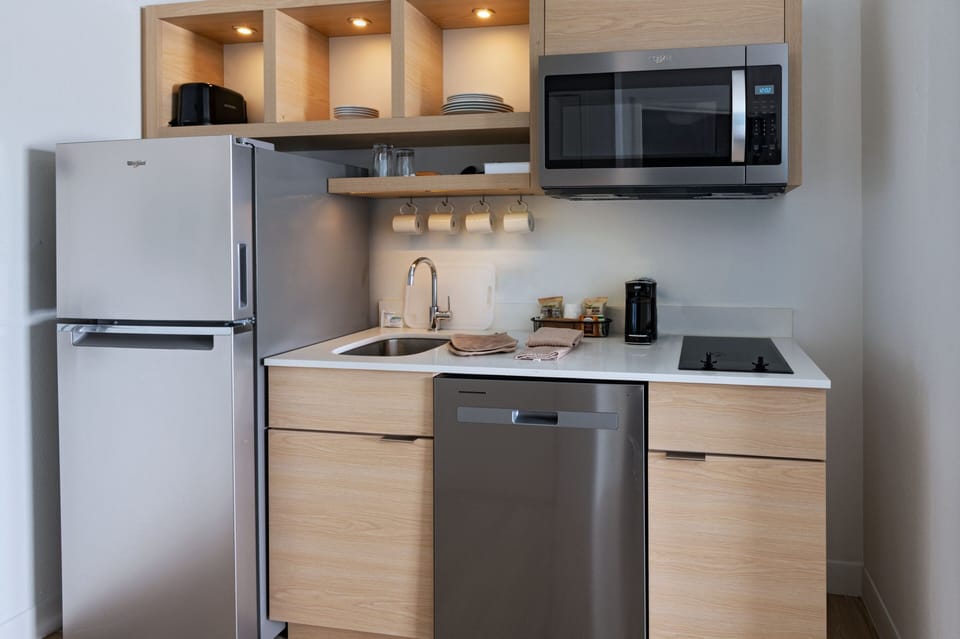 Coffee/tea maker, fridge, microwave, stovetop