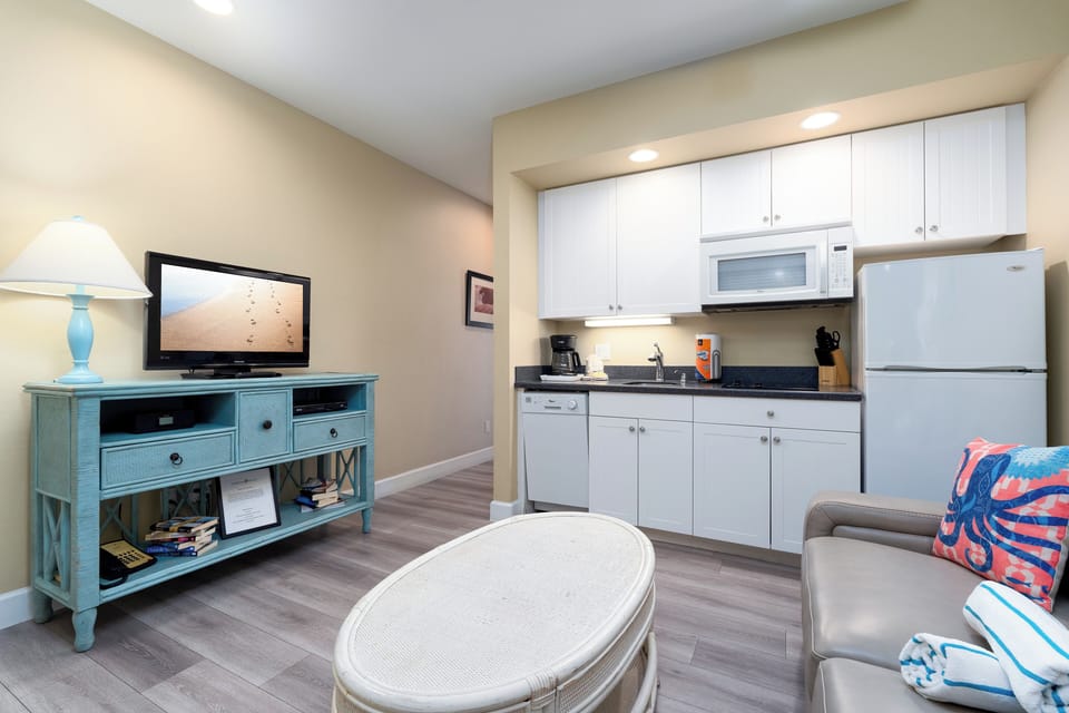City Condo, 1 Queen Bed with Sofa bed, City View (unit 302) | Living area | 42-inch Smart TV with digital channels, Netflix, Hulu