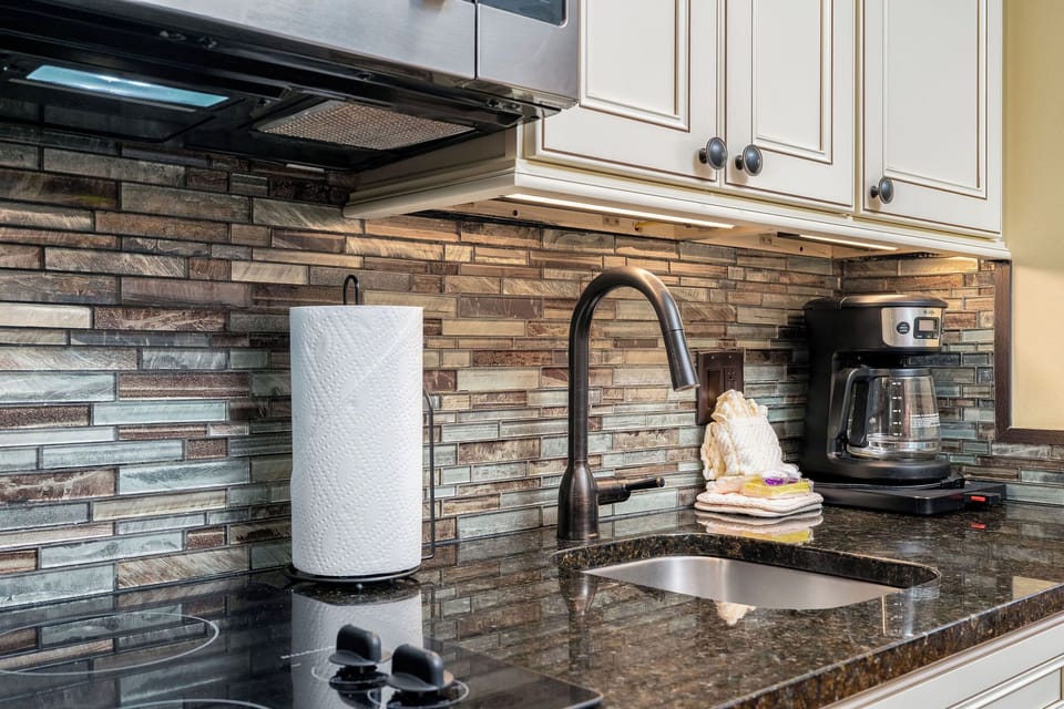Grand Suite | Private kitchen | Full-size fridge, microwave, stovetop, dishwasher