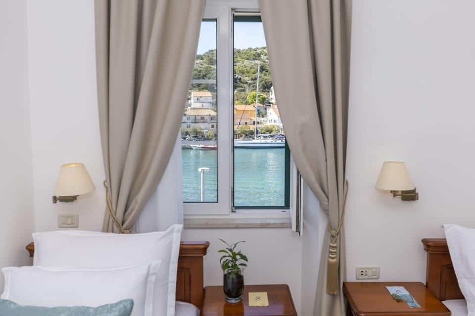 Deluxe Suite, Sea View | Select Comfort beds, minibar, in-room safe, soundproofing