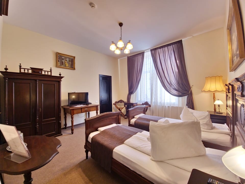 Standard Room | Premium bedding, in-room safe, individually decorated, desk