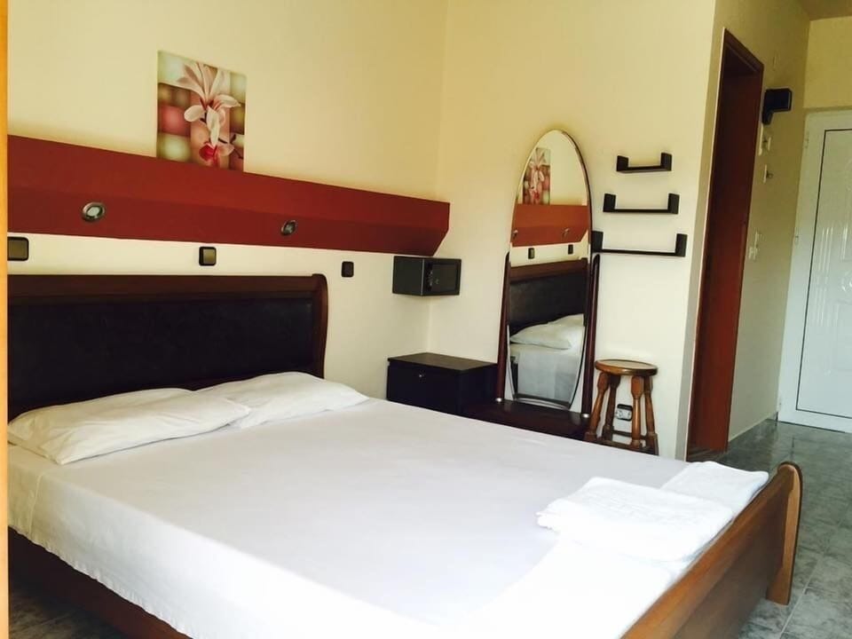 Studio (for 2) | Egyptian cotton sheets, premium bedding, in-room safe, laptop workspace