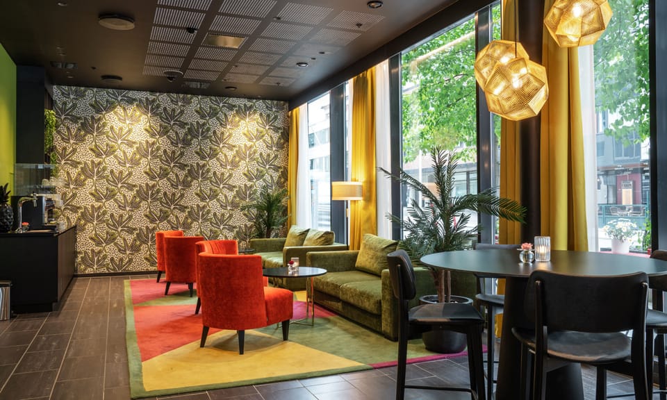 Lobby lounge