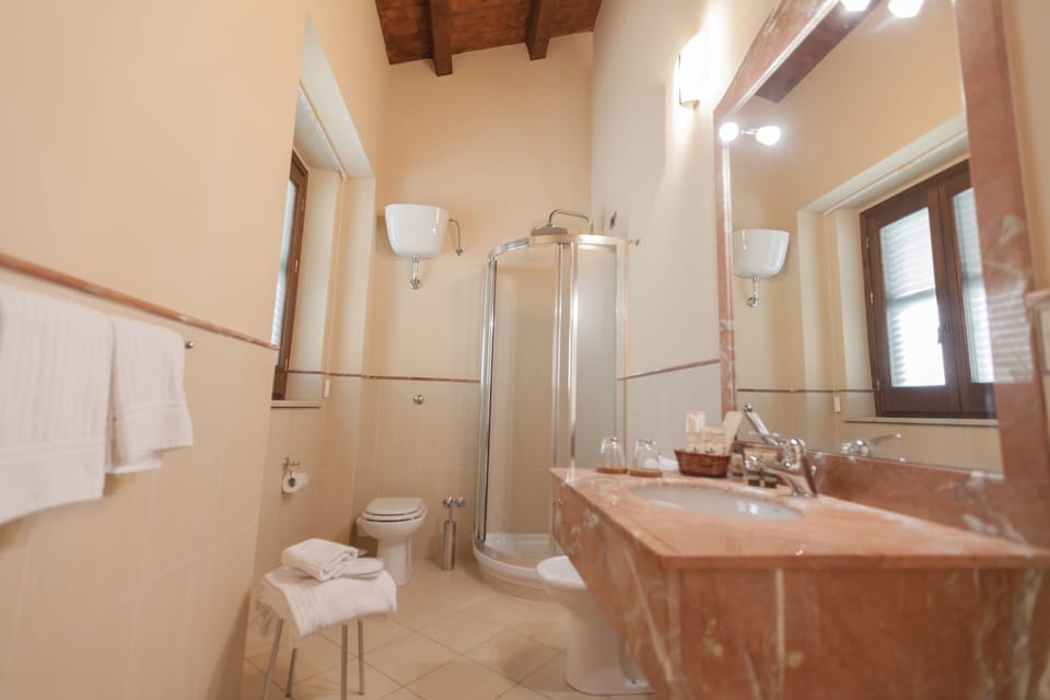 Deluxe Studio Suite, Hot Tub, Sea View | Bathroom | Shower, free toiletries, hair dryer, slippers