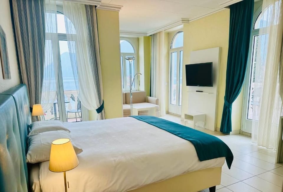 Junior Suite, Balcony | Hypo-allergenic bedding, minibar, in-room safe, individually decorated