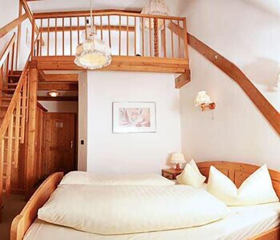 Duplex | Desk, iron/ironing board, free cribs/infant beds, rollaway beds