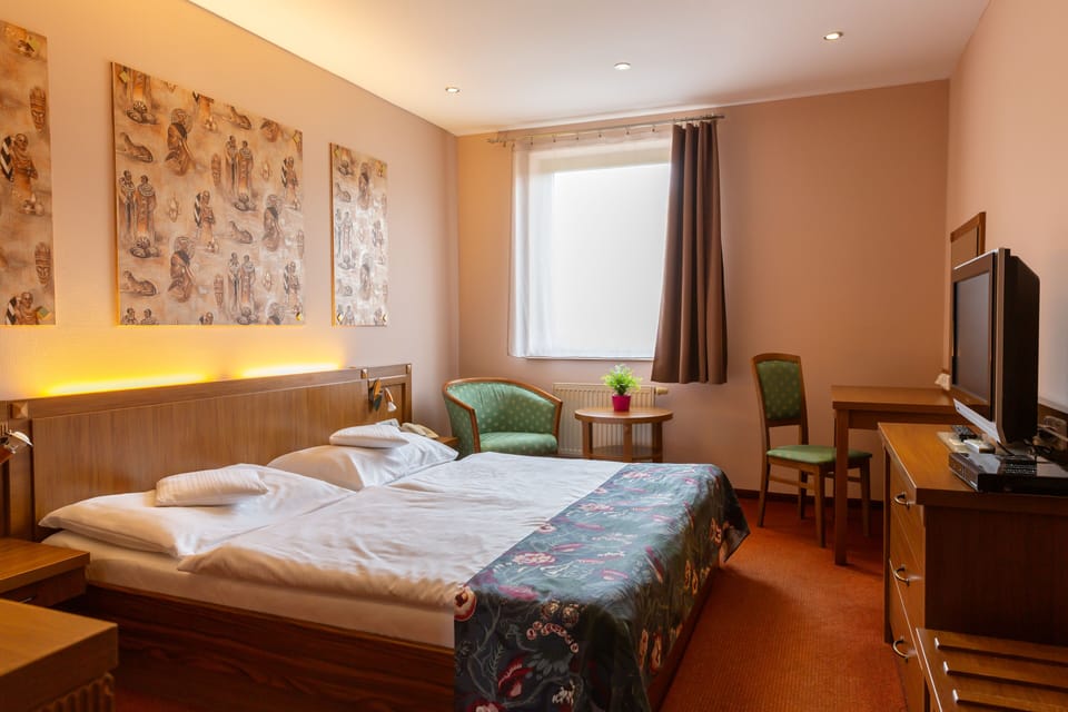 Comfort Double Room, 1 King Bed, Non Smoking | Select Comfort beds, in-room safe, desk, soundproofing