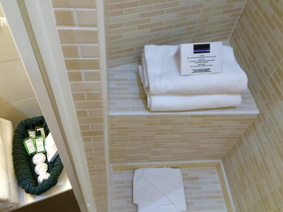 Shower, free toiletries, hair dryer, bidet