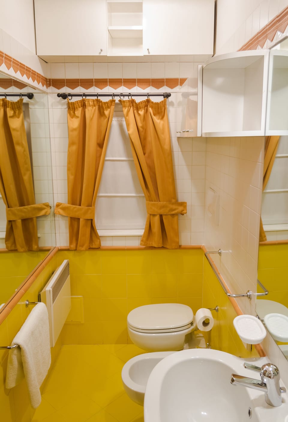 Standard Double Room | Bathroom | Shower, hydromassage showerhead, free toiletries, hair dryer
