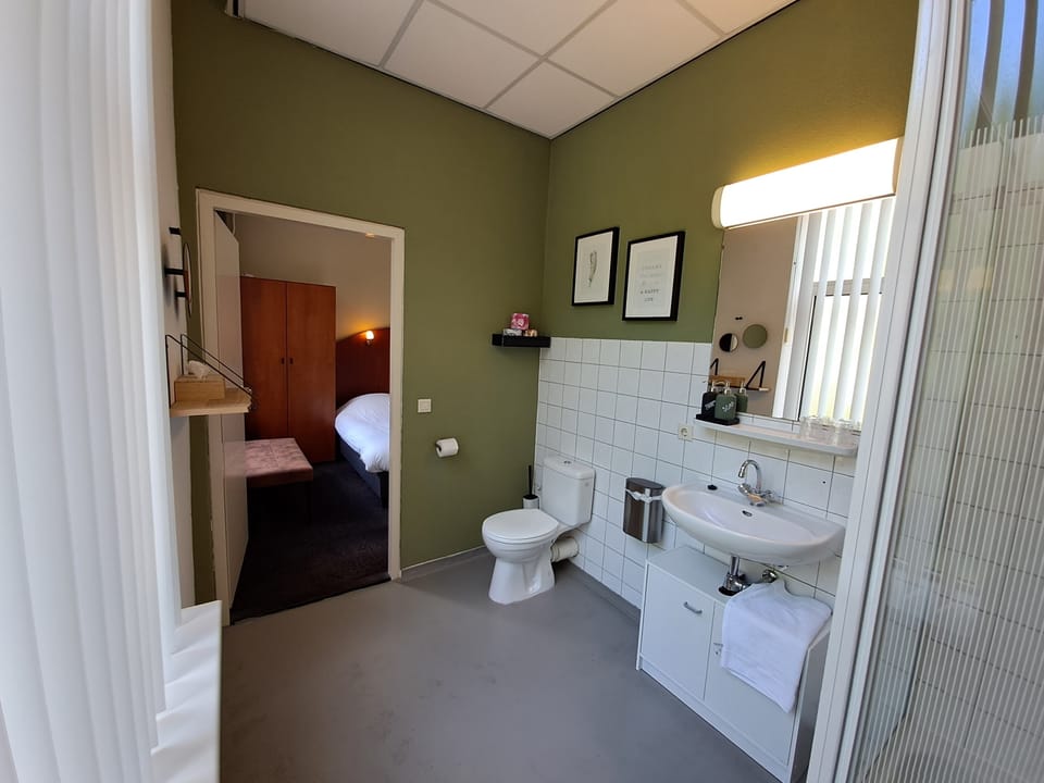 Double Room, 2 Twin Beds | Bathroom | Shower, towels