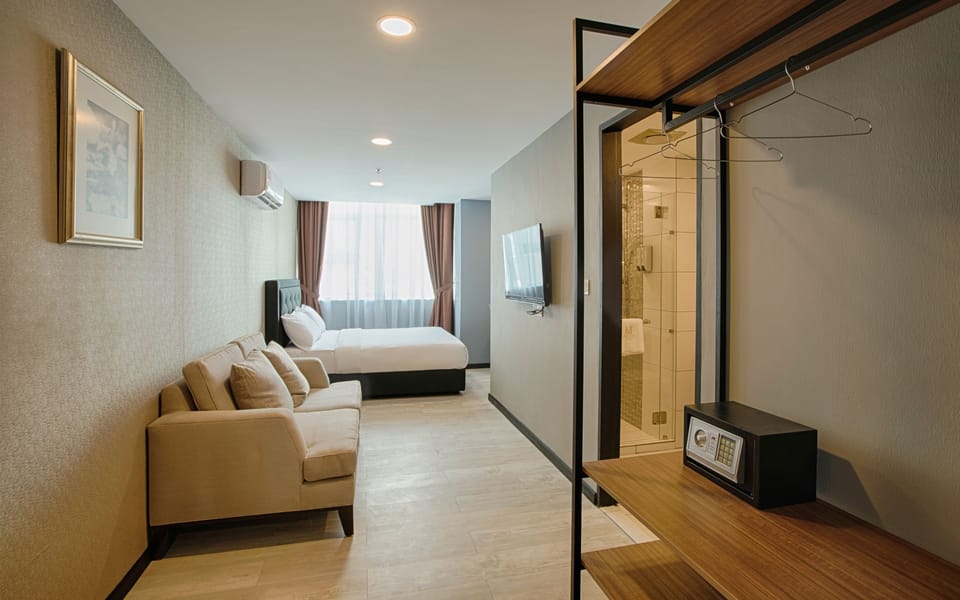 Executive Double Room, 1 Queen Bed, Non Smoking | In-room safe, desk, WiFi (free), bed sheets