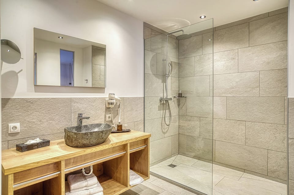 Junior Suite | Bathroom | Free toiletries, hair dryer, towels