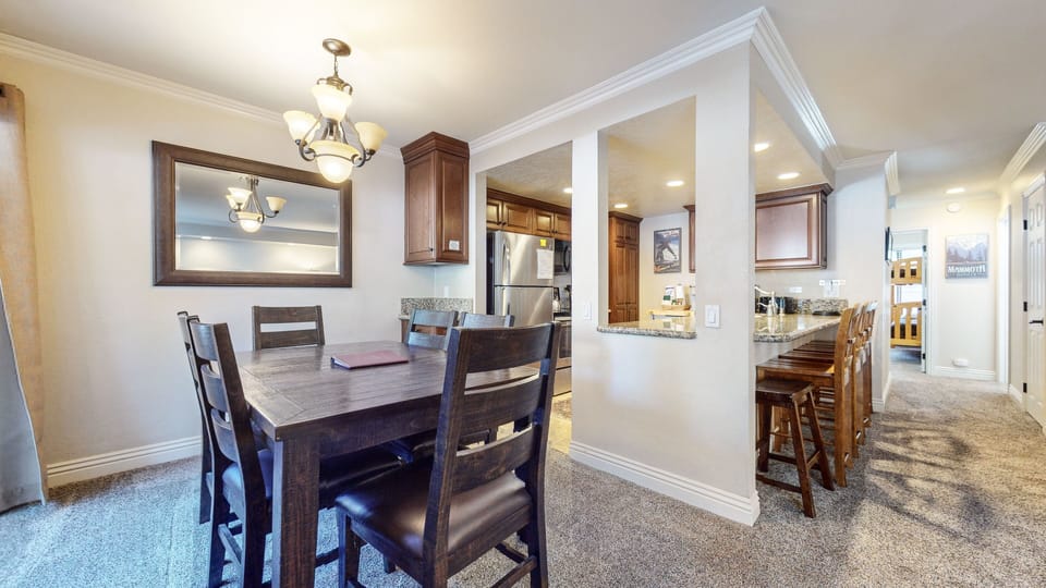 Condo, 2 Bedrooms | Dining