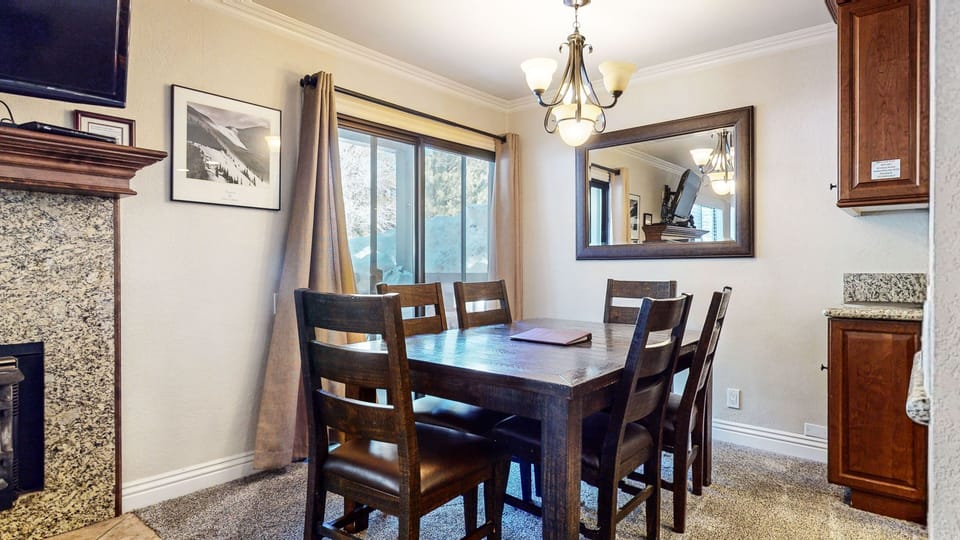 Condo, 2 Bedrooms | Dining