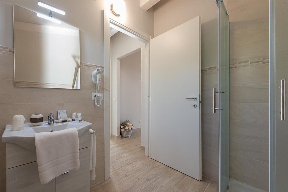 Shower, rainfall showerhead, free toiletries, hair dryer