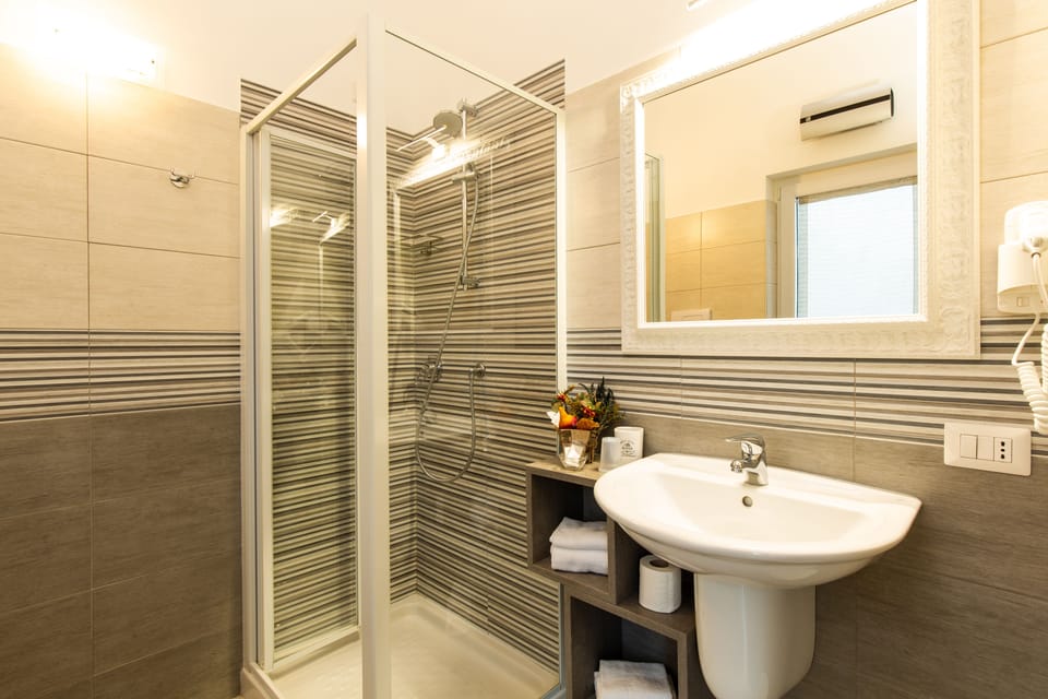 Shower, rainfall showerhead, free toiletries, hair dryer