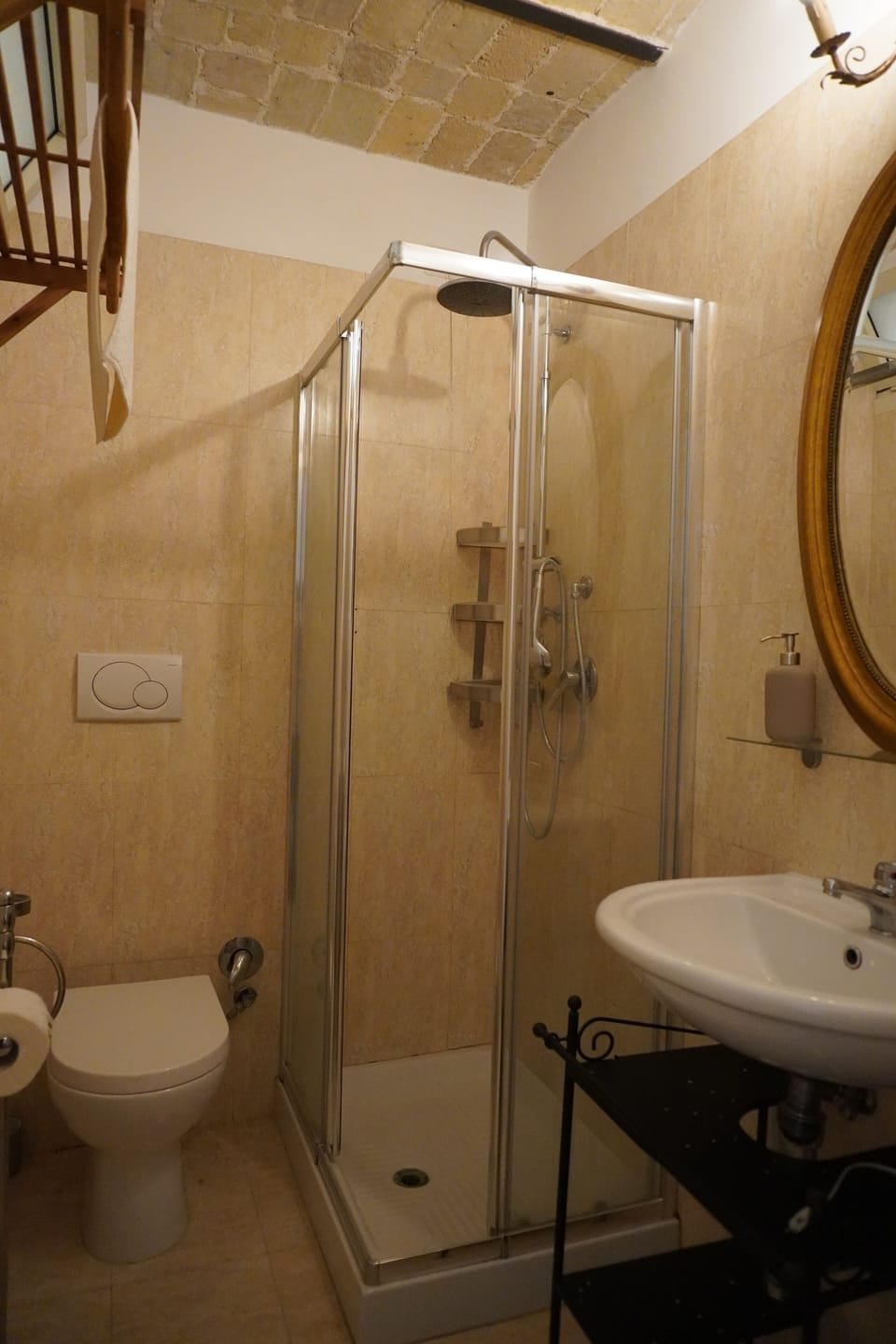 Queen Double Room | Bathroom | Shower, hair dryer, towels, soap