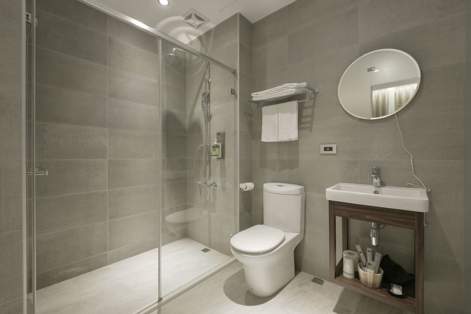 Shower, rainfall showerhead, free toiletries, hair dryer