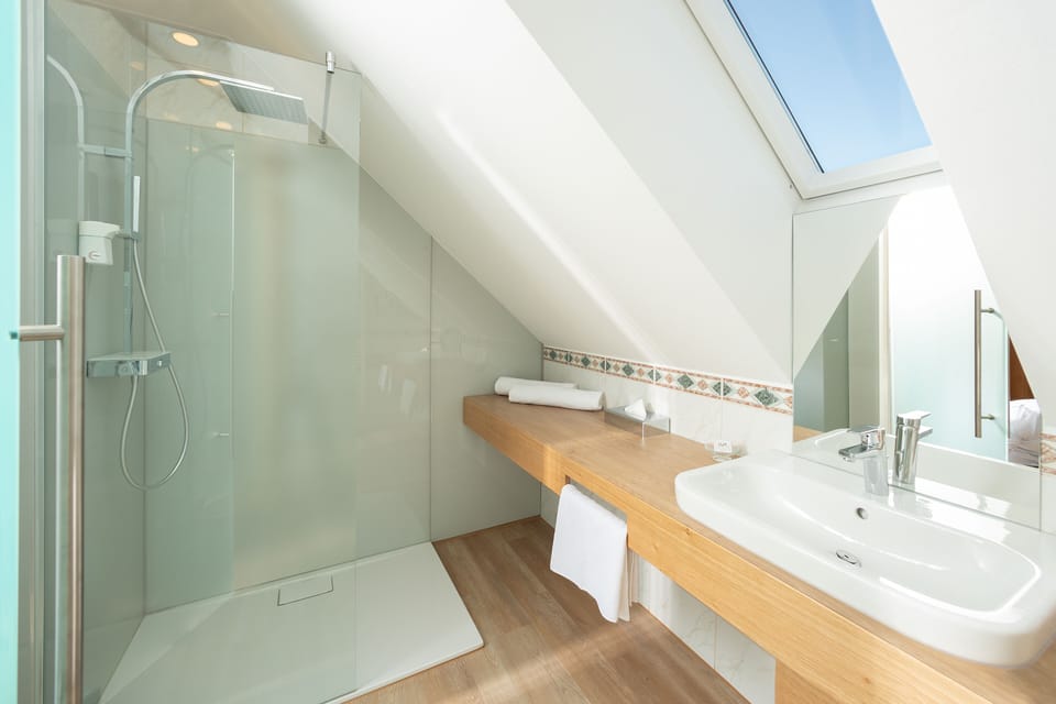 Business Double Room | Hypo-allergenic bedding, down comforters, pillowtop beds, in-room safe