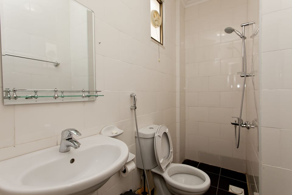 Shower, free toiletries, towels