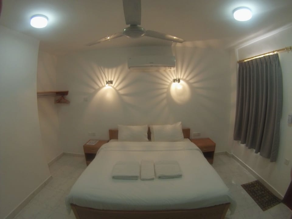 Double Room | Desk, WiFi (free), bed sheets