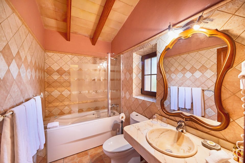 Junior Suite | Bathroom | Shower, free toiletries, hair dryer, towels