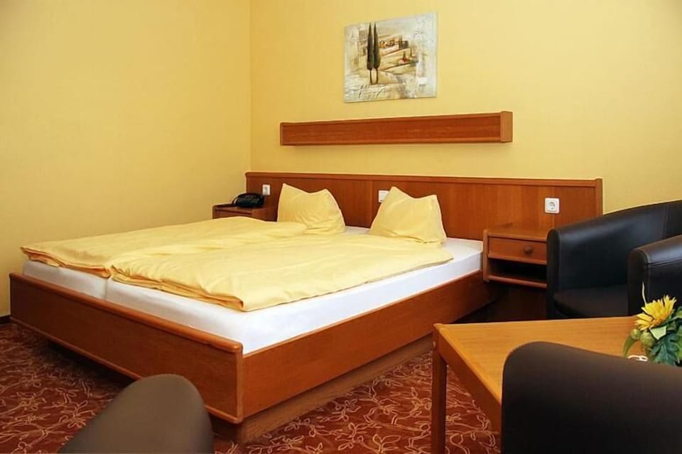 Desk, blackout drapes, free cribs/infant beds, rollaway beds