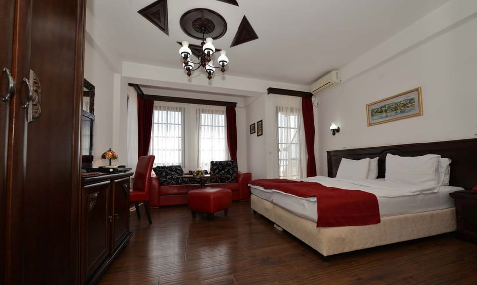 Deluxe Apartment, Lake View | Minibar, in-room safe, desk, soundproofing