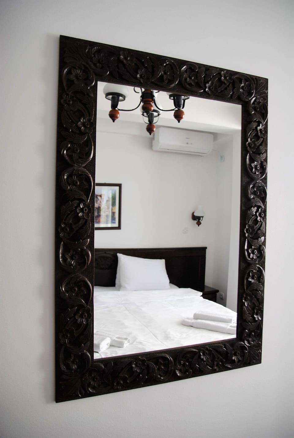 Deluxe Double Room, Partial Lake View | Minibar, in-room safe, desk, soundproofing