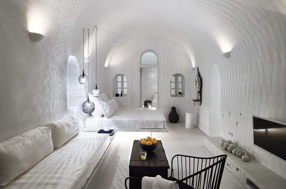 Suite (Cave) | Living area | Flat-screen TV