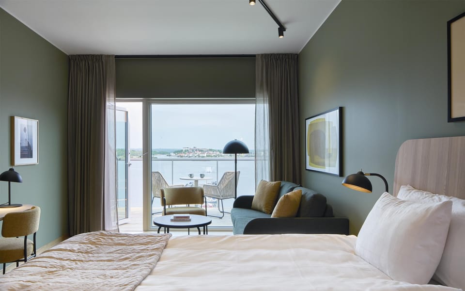 Junior Suite | In-room safe, iron/ironing board, free cribs/infant beds, rollaway beds