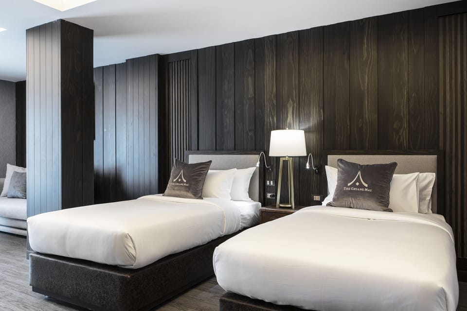Deluxe Room (King Bed or Twin Bed) | Minibar, in-room safe, desk, blackout drapes