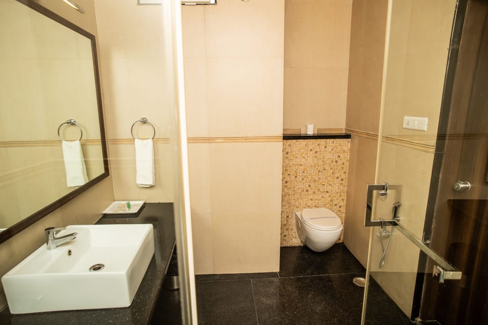 Junior Studio Suite | Bathroom shower