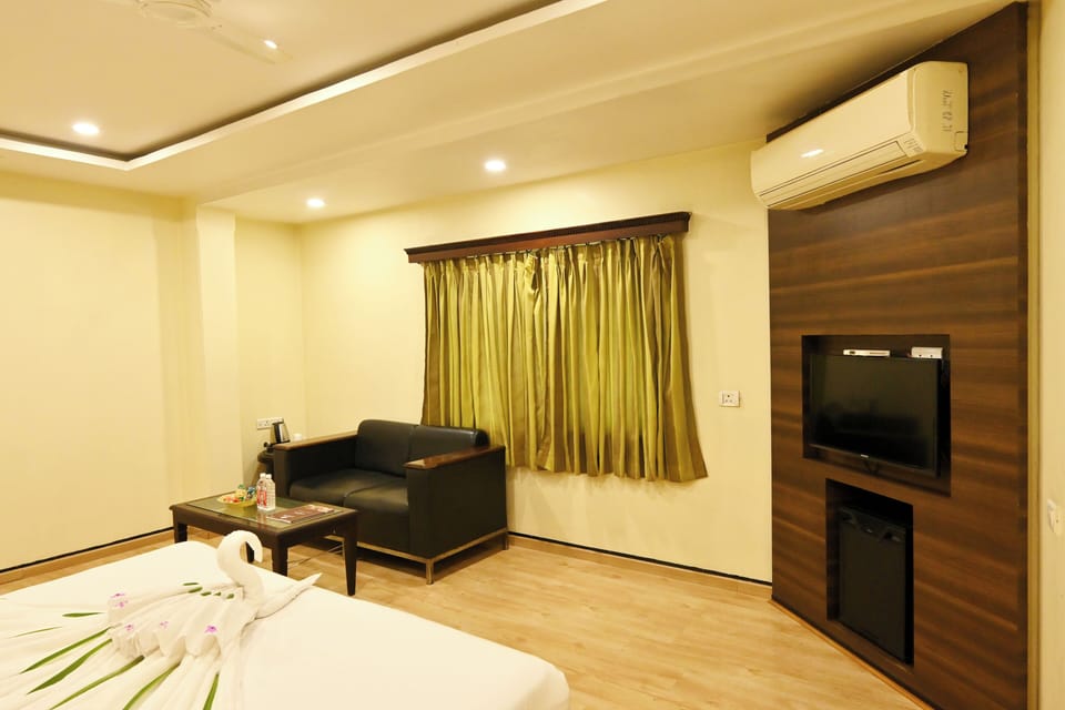 Junior Studio Suite | Premium bedding, desk, WiFi (free), individually decorated
