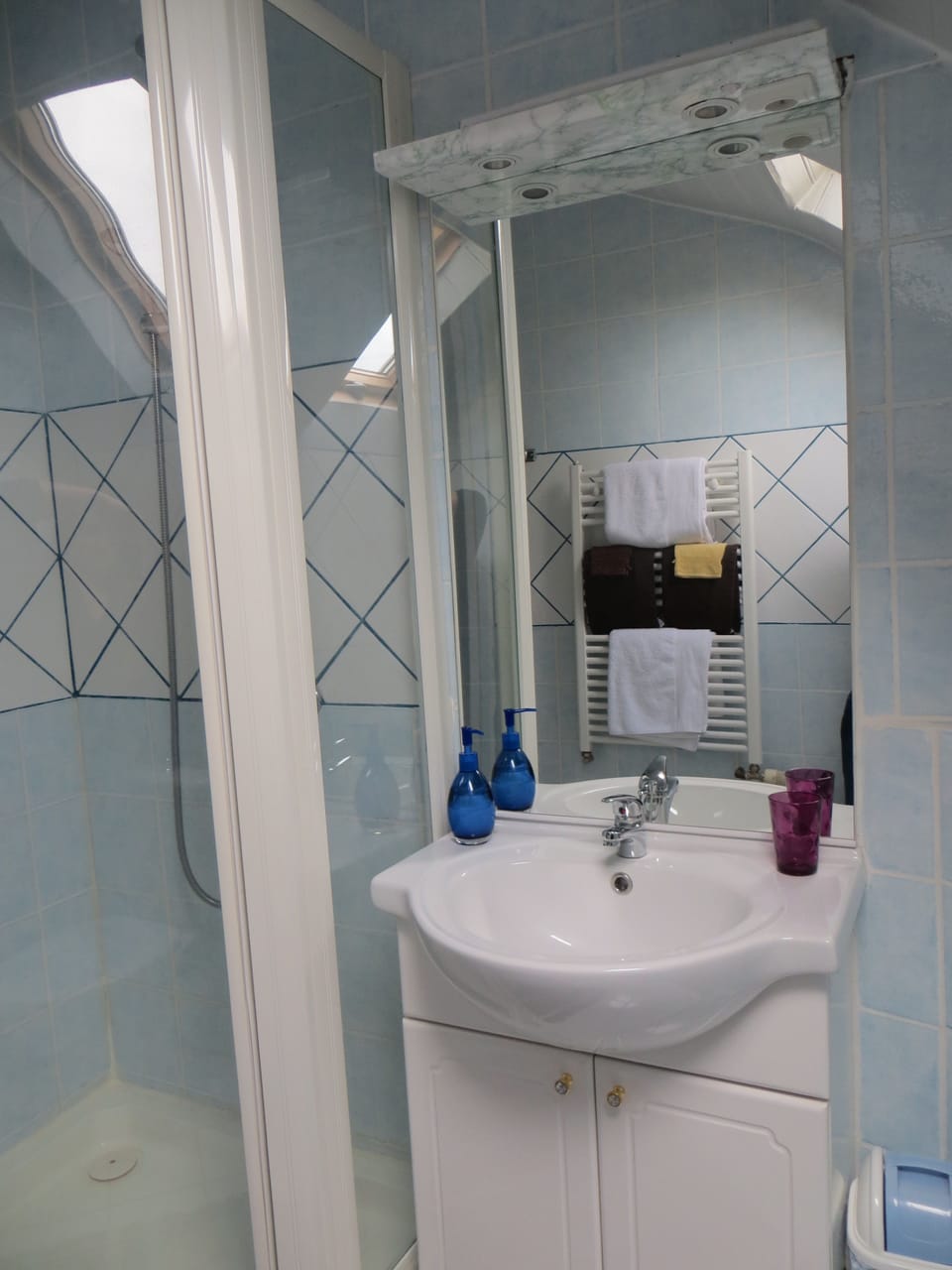 Family Room, 1 Queen Bed with Sofa bed | Bathroom sink