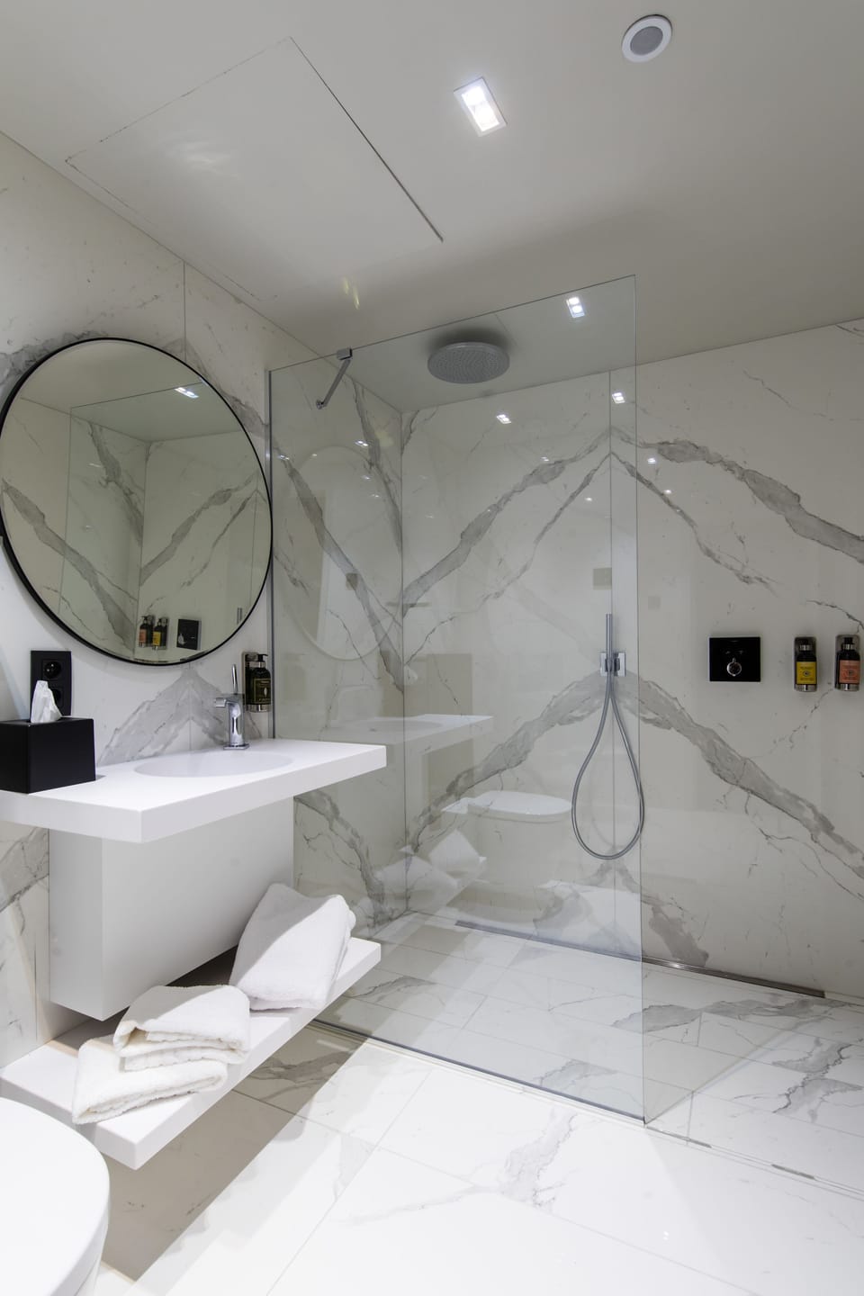 Deluxe Double Room | Bathroom | Shower, towels