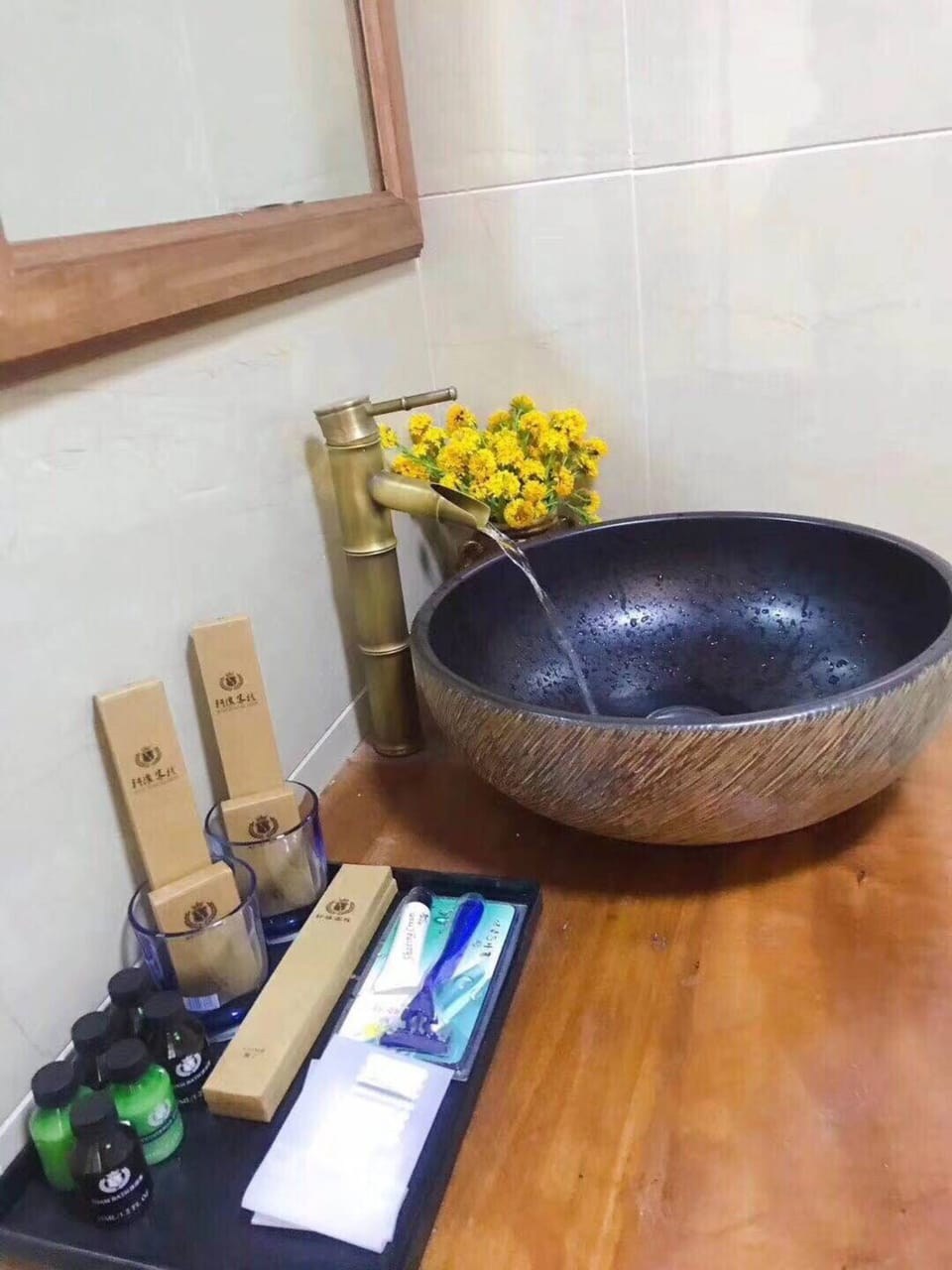 Shower, rainfall showerhead, free toiletries, hair dryer