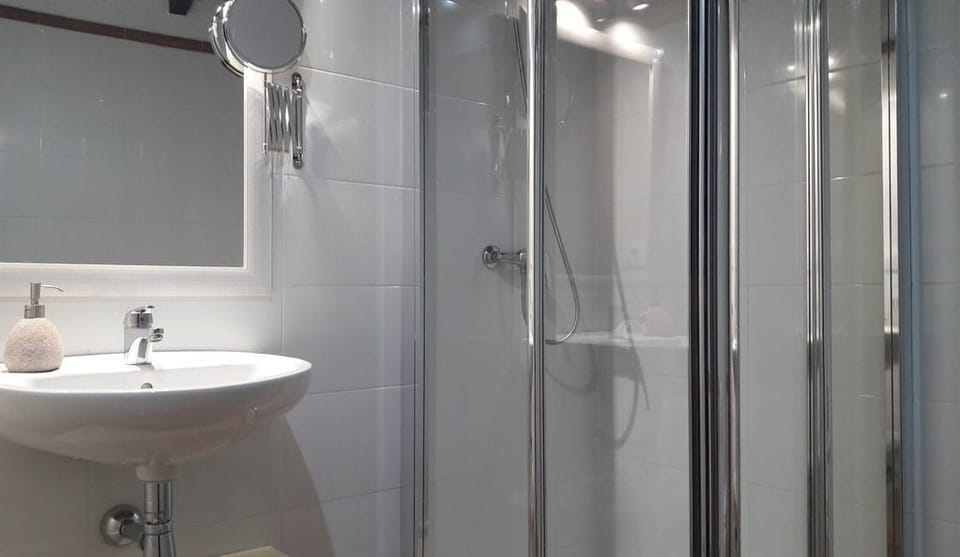 Classic Cottage, 4 Bedrooms, Private Pool | Bathroom shower