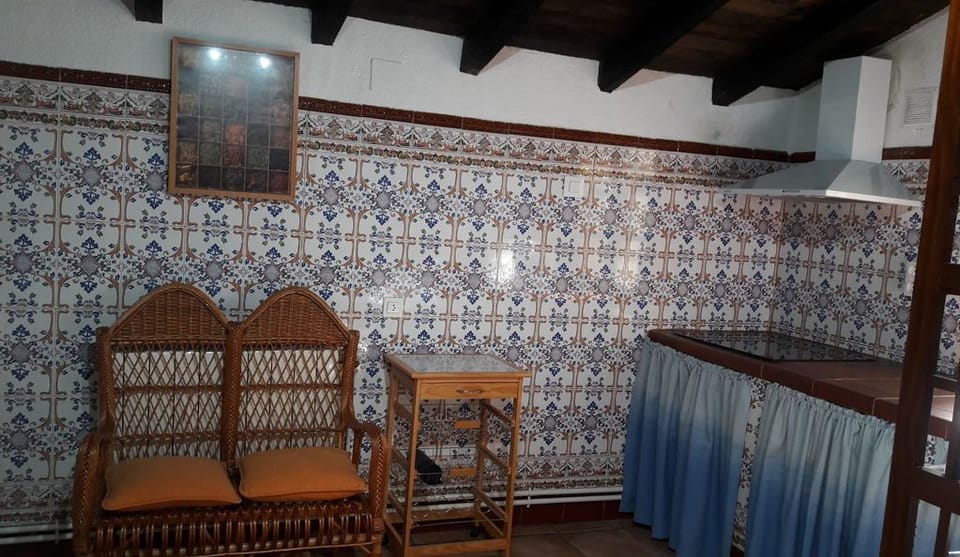 Classic Cottage, 4 Bedrooms, Private Pool | Private kitchen | Fridge, microwave, stovetop, dishwasher
